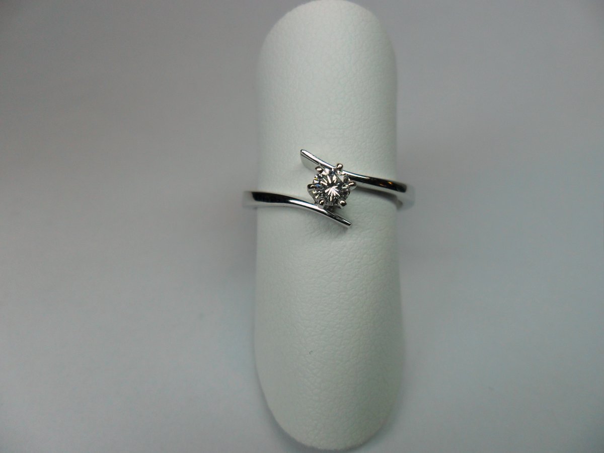 Twisted solitaire ring